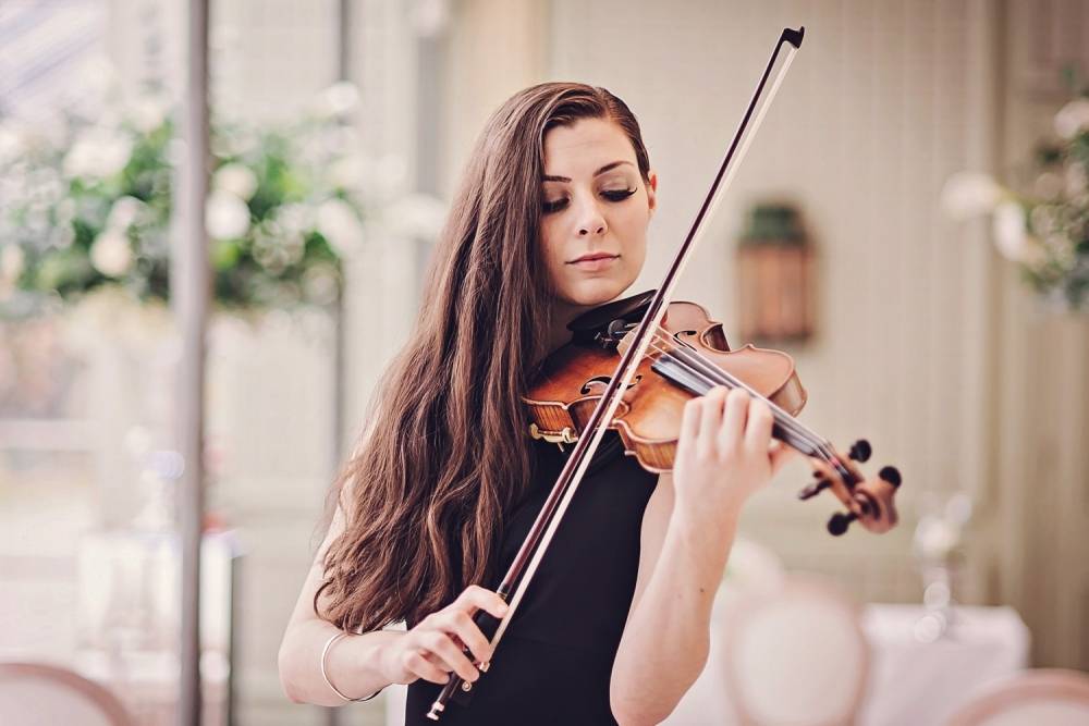 Emilia - Violinist